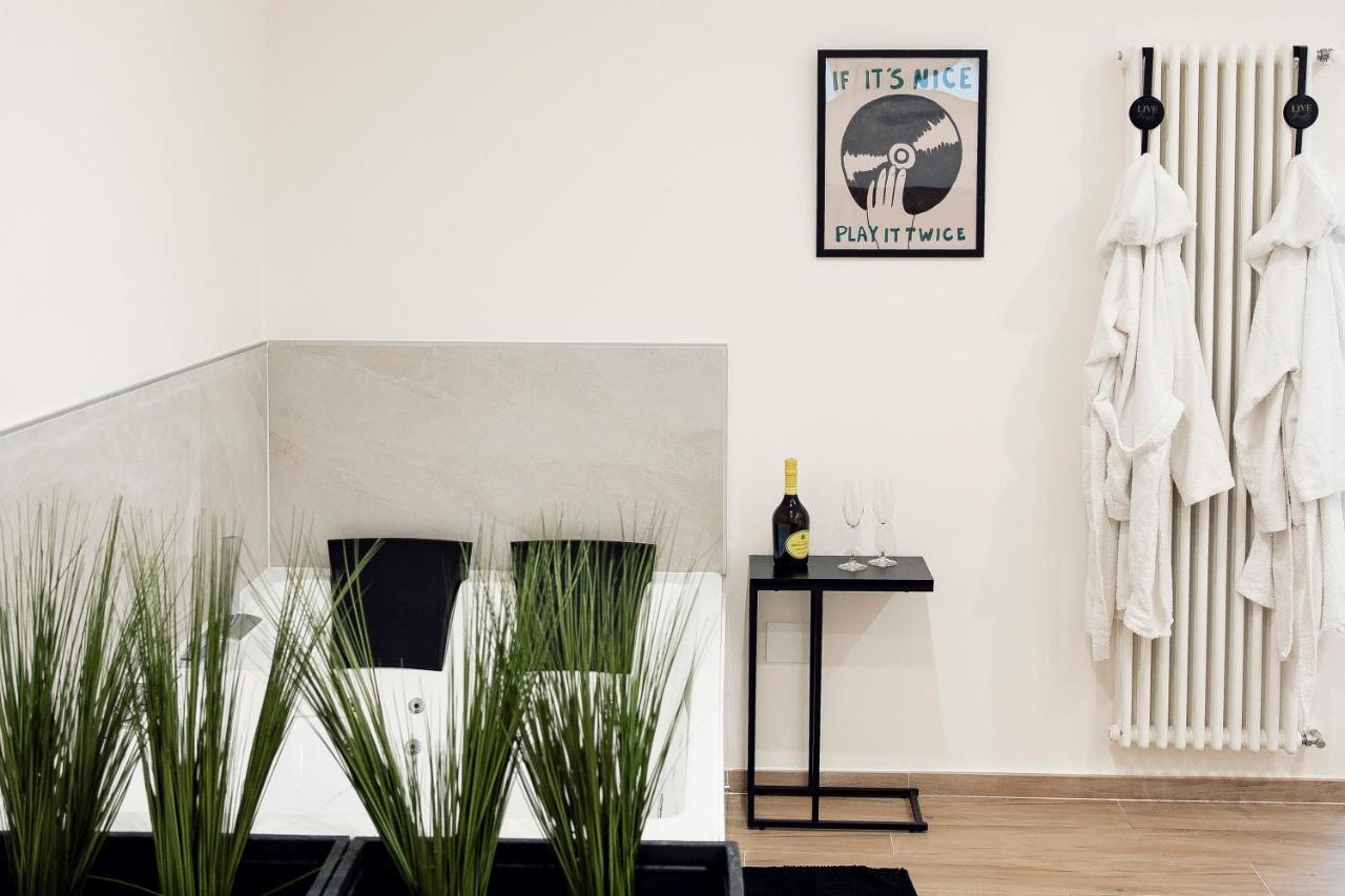Rehouse Luxury Suite W Jacuzzi — 4-Star Luxury Hotel in Molfetta, Italy