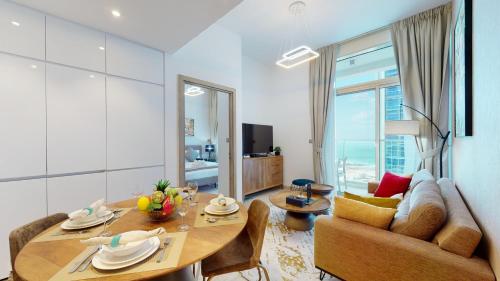 Stylish Apartment Balcony and Sea Views — 4-Star Luxury Hotel in Dubai, United Arab Emirates