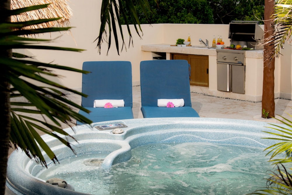 Private spa tub