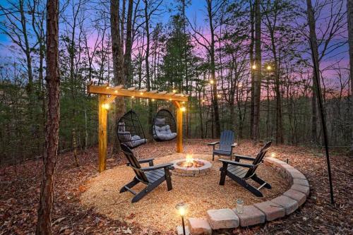 Upscale 3 Bedroom Oasis Nestled in the Woods — 4-Star Luxury Hotel in Ellijay, United States
