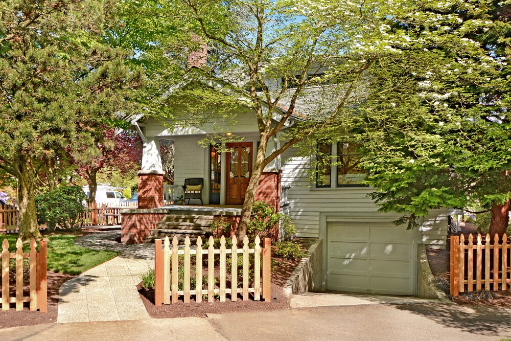Lakefront Craftsman — 4-Star Luxury Hotel in Seattle, United States