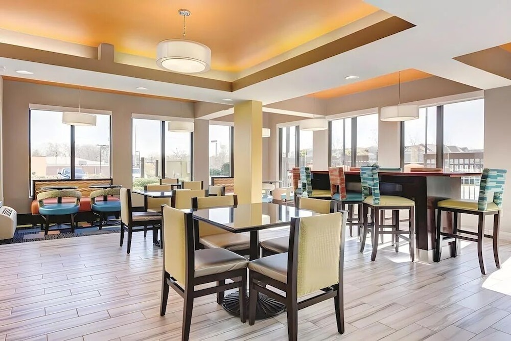 La Quinta Inn & Suites by Wyndham Jackson North - photo 38