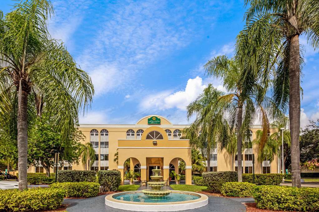 La Quinta Inn & Suites by Wyndham Miami Lakes — hotel in Miami Lakes