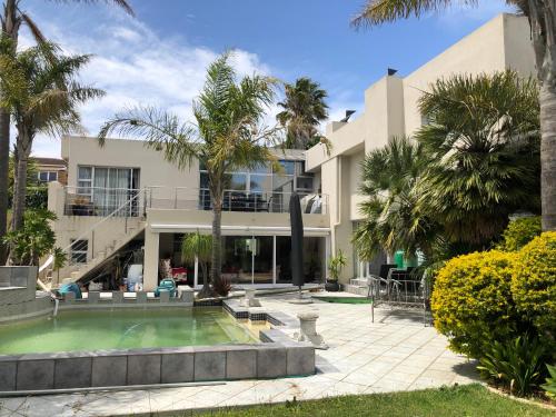 Dusk 2 Dawn Self Catering Guest House — 4-Star Luxury Hotel in Cape Town, South Africa