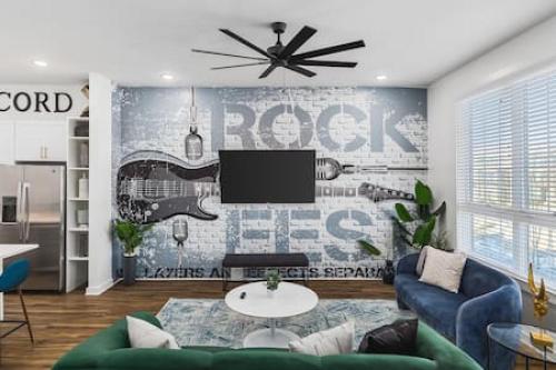Large Patio Rooftop Deck and Garage 3 Miles to Broadway — 4-Star Luxury Hotel in Nashville, United States