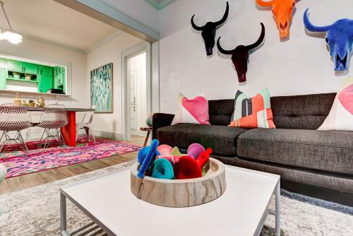 Color Pop Cottage Half mile from Plaza district — 4-Star Luxury Hotel in Oklahoma City, United States