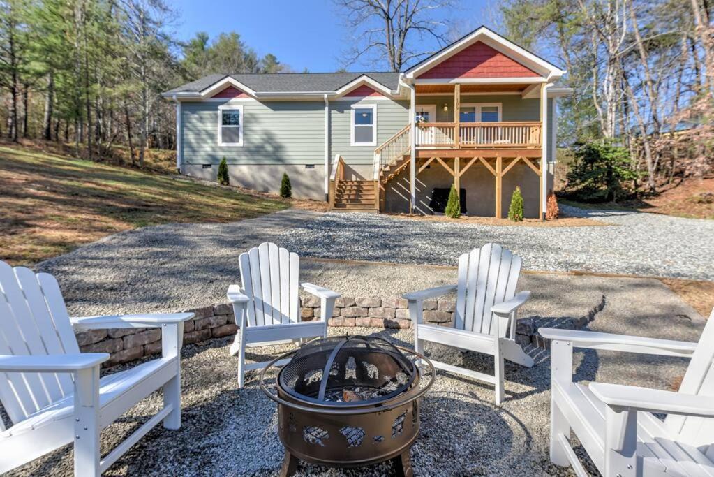 New Build Cozy Haven Perfect For Friends Family 20740484 — Weaverville