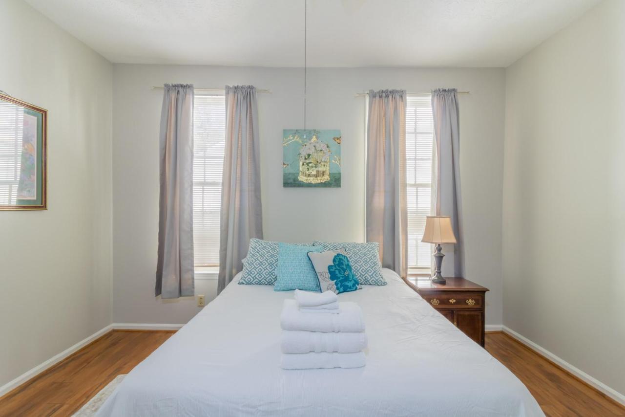 Sunny Sweetheart Front Apartment Near Riverwalk — 4-Star Luxury Hotel in Columbus, United States