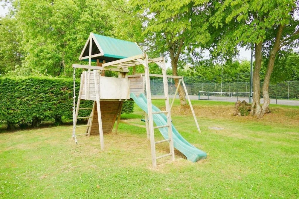Gildridge Estat Large Group Tennis Court — Lewes