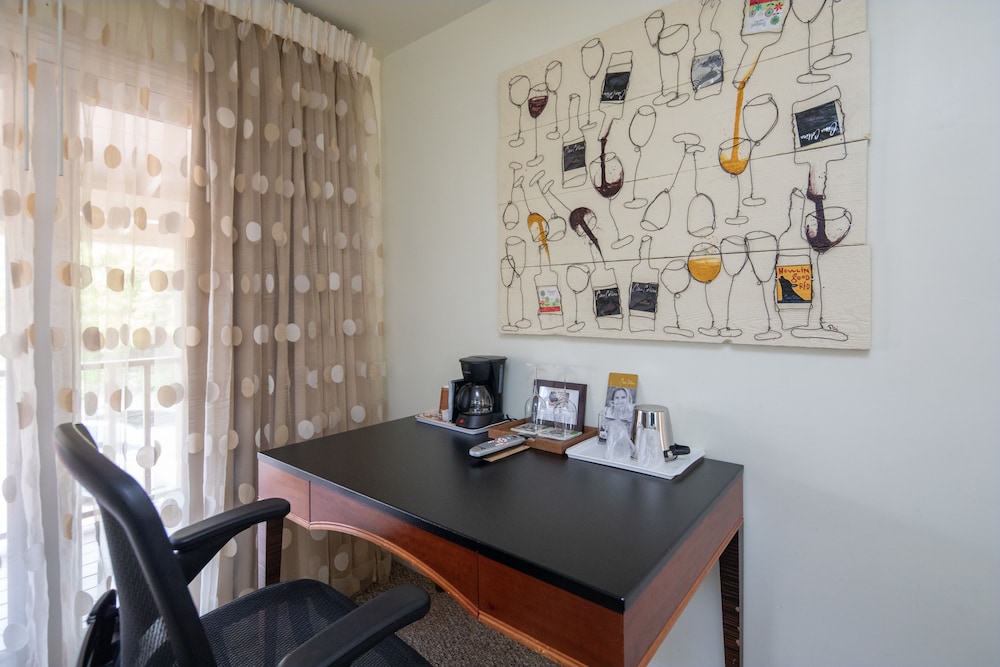 Vendange Carmel Inn & Suites - photo 8