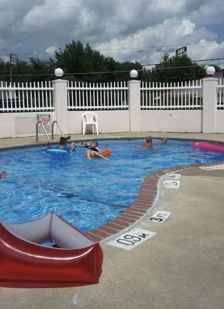 Econo Lodge Calhoun North Damascus - photo 35