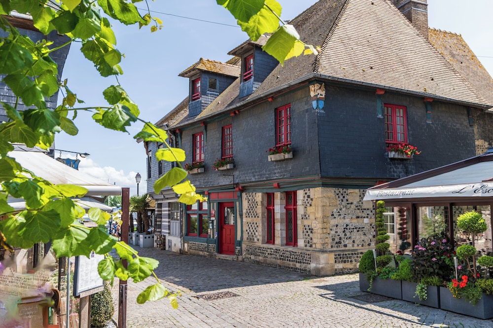 L’Absinthe Hotel in Honfleur, France