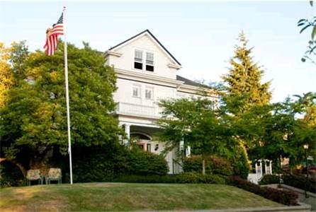Candlelight Mansion - carbon neutral hotel in Everett
