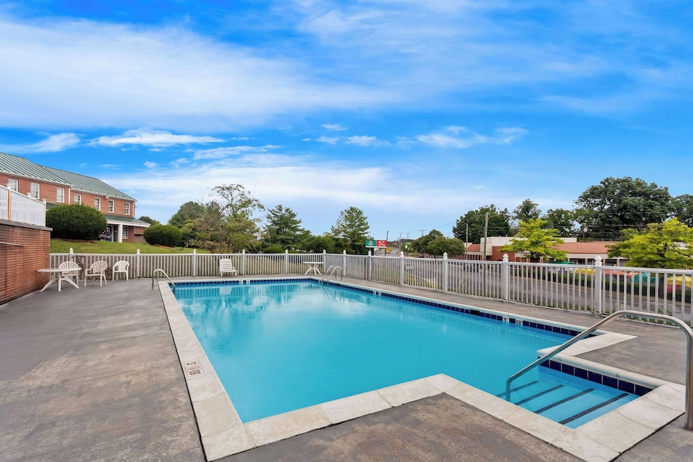 Econo Lodge Waynesboro Skyline Drive - photo 15
