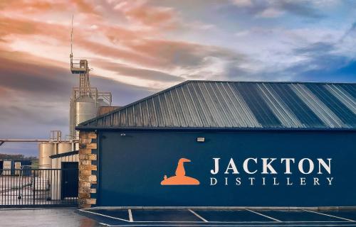 Jackton Distillery Steadings - last minute hotel in Busby