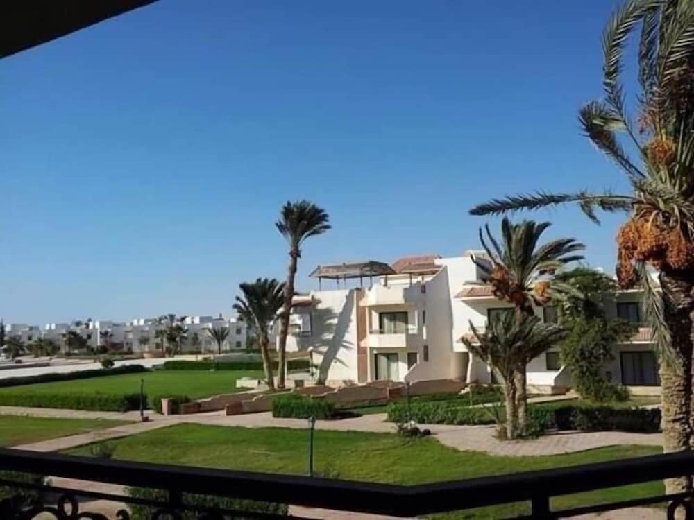 Royal Beach Resort — Suez