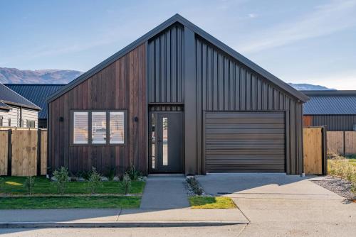 Break on Bragato Cromwell Holiday Home — 4-Star Luxury Hotel in Cromwell, New Zealand