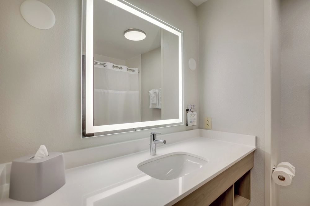 Holiday Inn Express Hotel & Suites Hinesville East Fort Stewart - photo 98