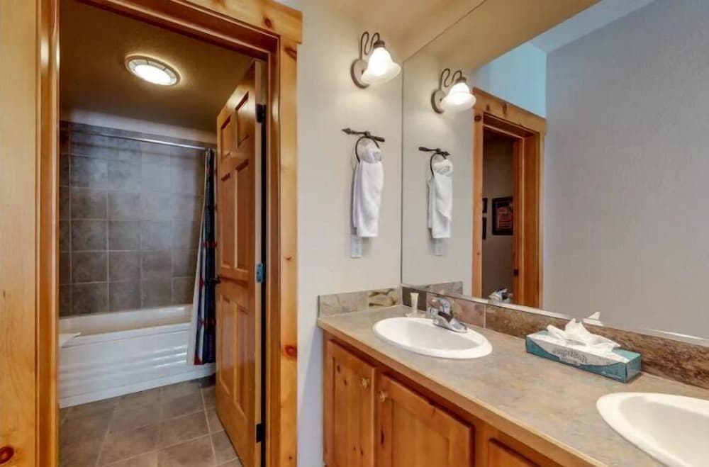 Charming Condo Nestled in the East Keystone Resort Neighborhood Shuttle to Ski Slopes Outdoor Pool and Hot Tub - photo 9