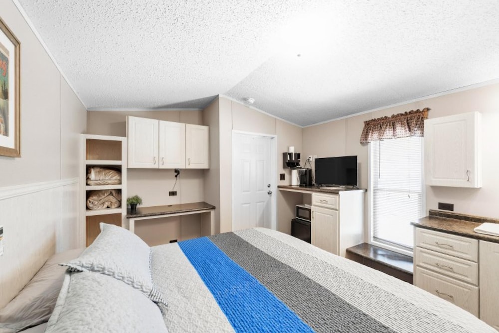 Dazeoff Too Pet Friendly Suite 1 Bedroom Hotel Room by The Lodges at Fossil Creek in Kingston, United States