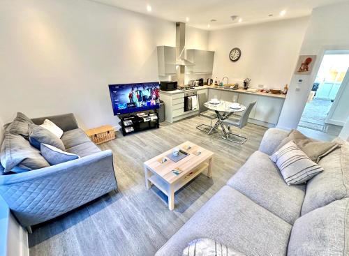Contemporary Charm by Poole Quay Two Bedroom Apartment with Garden — 4-Star Luxury Hotel in Poole, United Kingdom
