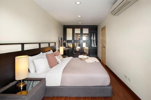 Mystic Haven King Bed Suite with Balcony & City Views