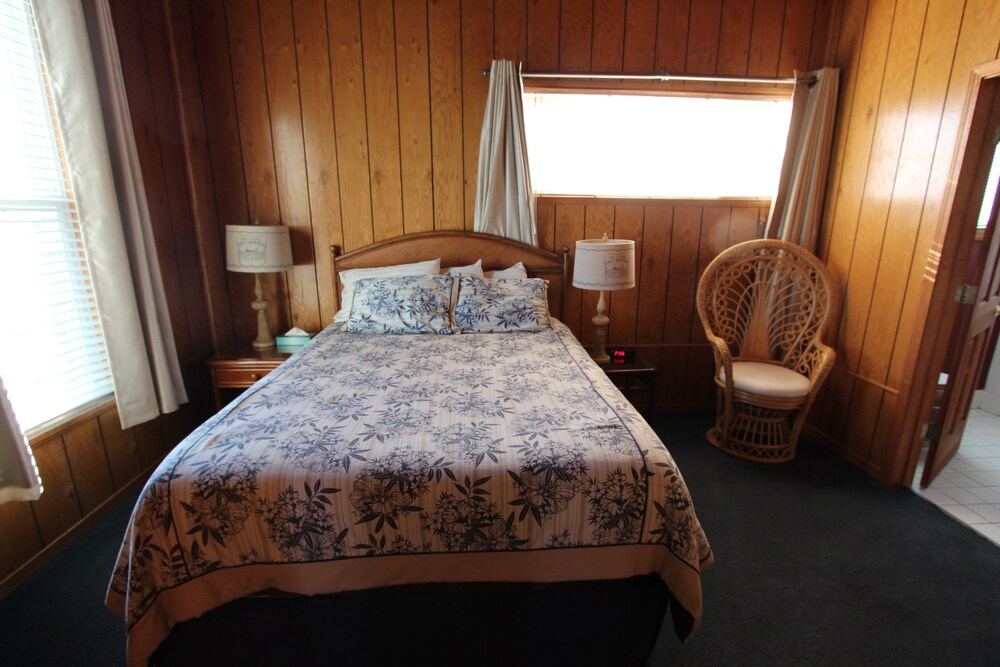 Edgewater Beach Inn - photo 11