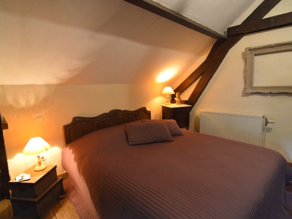 Quaint Holiday Home in Bièvre in the forest — Bievre — photo 2