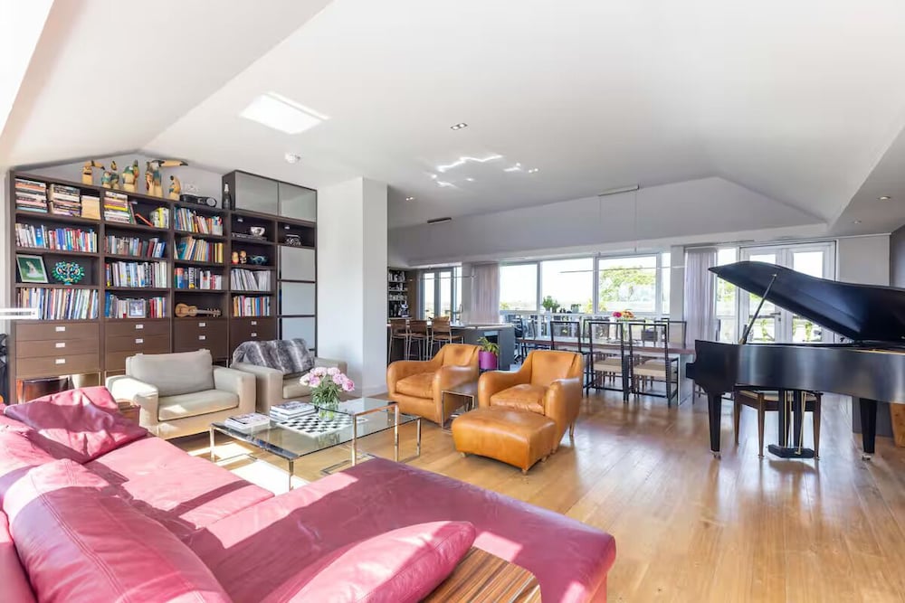 JOIVY Beautiful Penthouse with Terrace & Jacuzzi — 4-Star Luxury Hotel in Edinburgh, United Kingdom