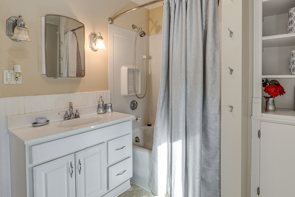 Charming Connecticut Retreat Near Museums & Hiking — hotel in Waterbury