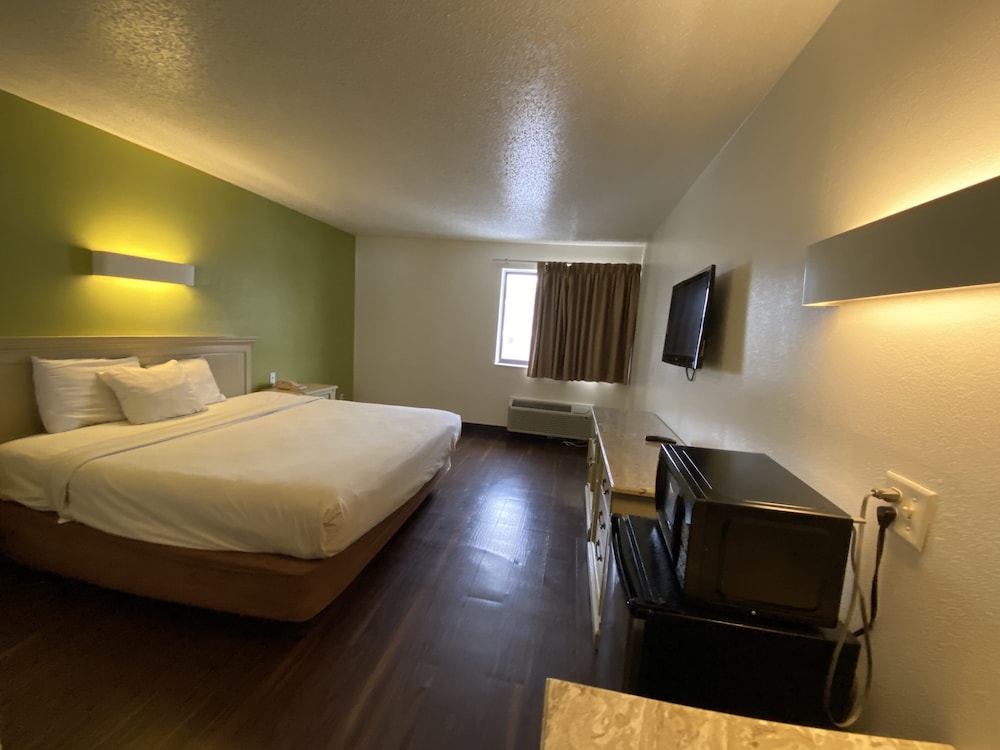 SkyLight Inn Cleveland Willoughby - photo 10