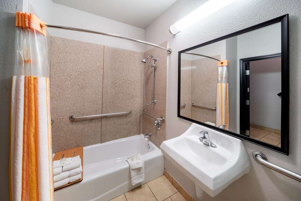 La Quinta Inn & Suites by Wyndham Mt. Pleasant - photo 39