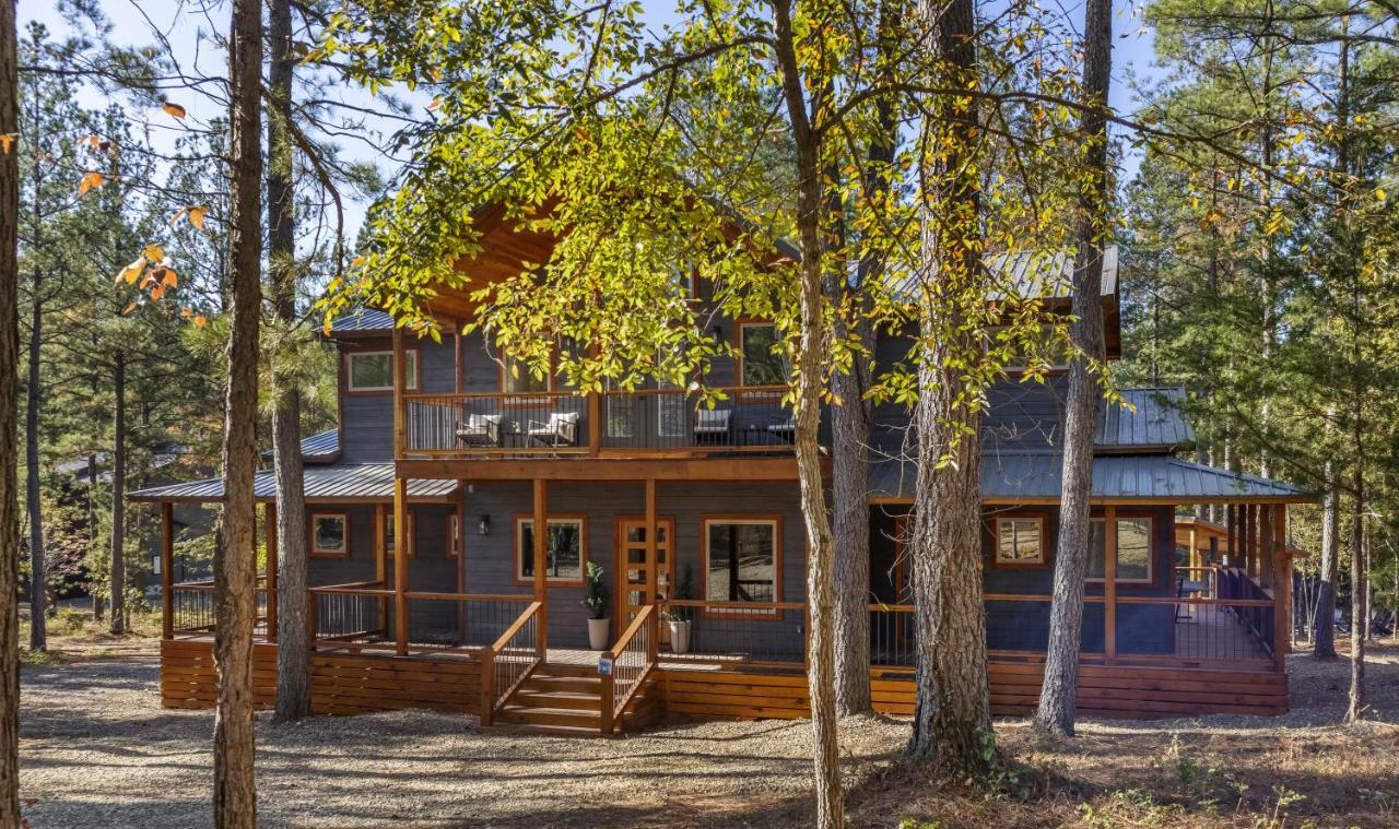 Brand New Hidden Haven Lodge 4 Bdrm 5 and half Bth Huge outdoor area Hot tub — 4-Star Luxury Hotel in Broken Bow, United States