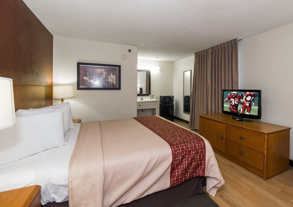 Cedar Rapids Inn - photo 2