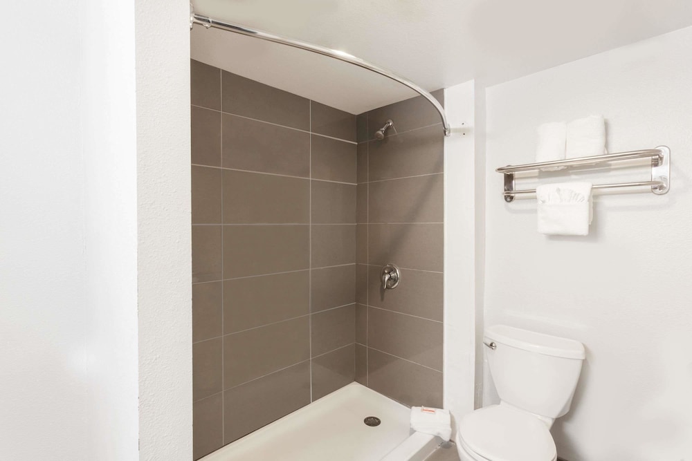 Howard Johnson by Wyndham San Diego Hotel Circle - photo 17