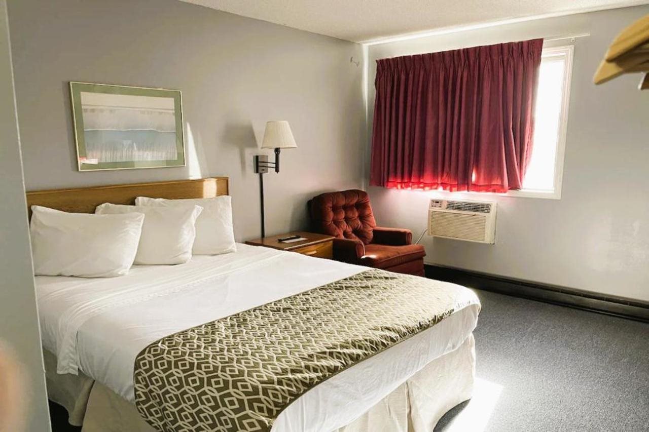 OYO Hotel Pipestone MN Canterbury Park - photo 10