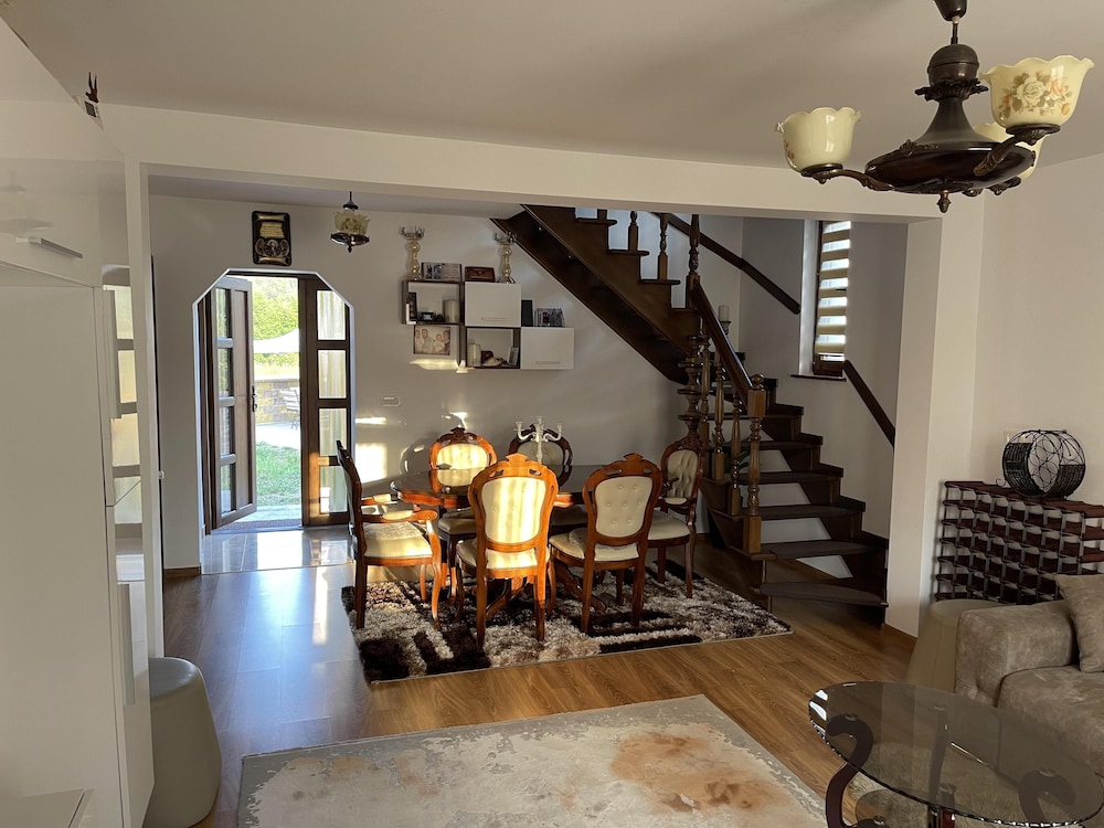 Bucovina mountainhouse 5br fireplace hottub wifi — hotel in Sucevita