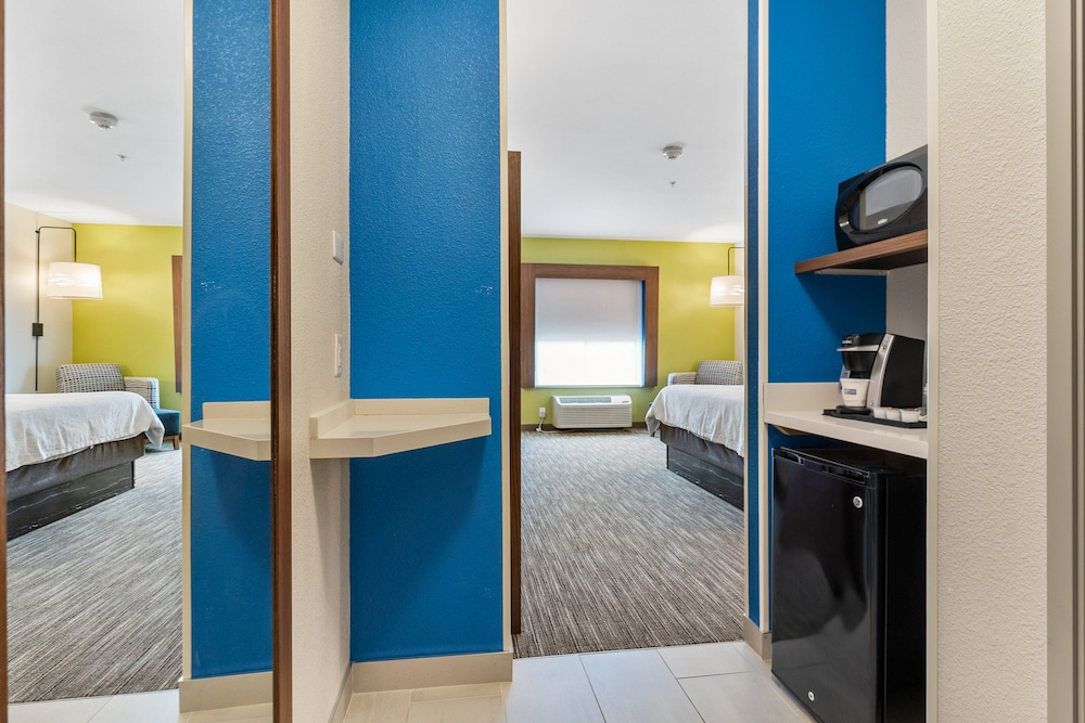 Holiday Inn Express Suites Van Buren Ft Smith Area by IHG - photo 41