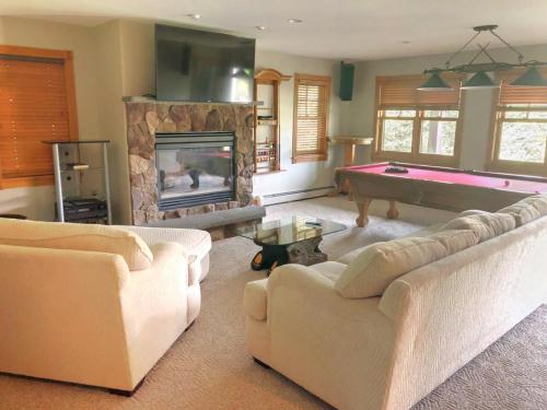 P5 Ski in Ski out rare find Presidential View single family with garage pool table ping pong - photo 9