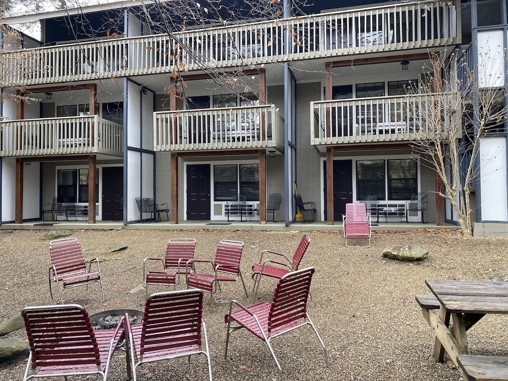 Carr's Northside Motel and Cottages - photo 109