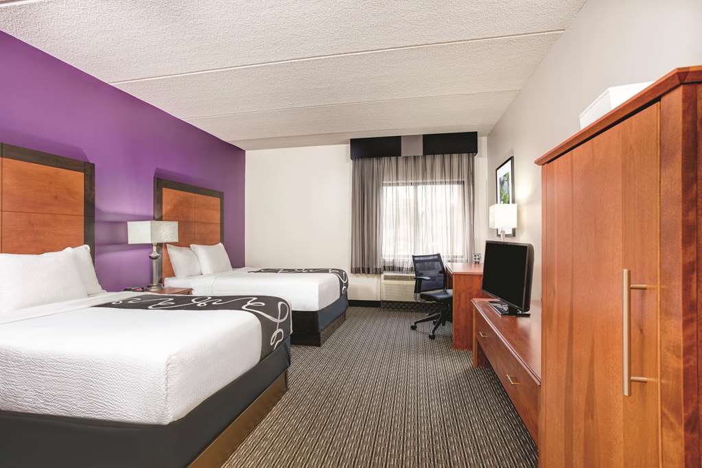 La Quinta Inn & Suites by Wyndham Atlanta Roswell - photo 11