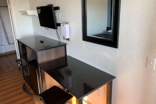 Super 8 by Wyndham Phoenix West - photo 2