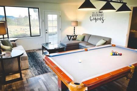 Deer Haven Hot Tub Foosball Pool Table — 4-Star Luxury Hotel in Ahwahnee, United States