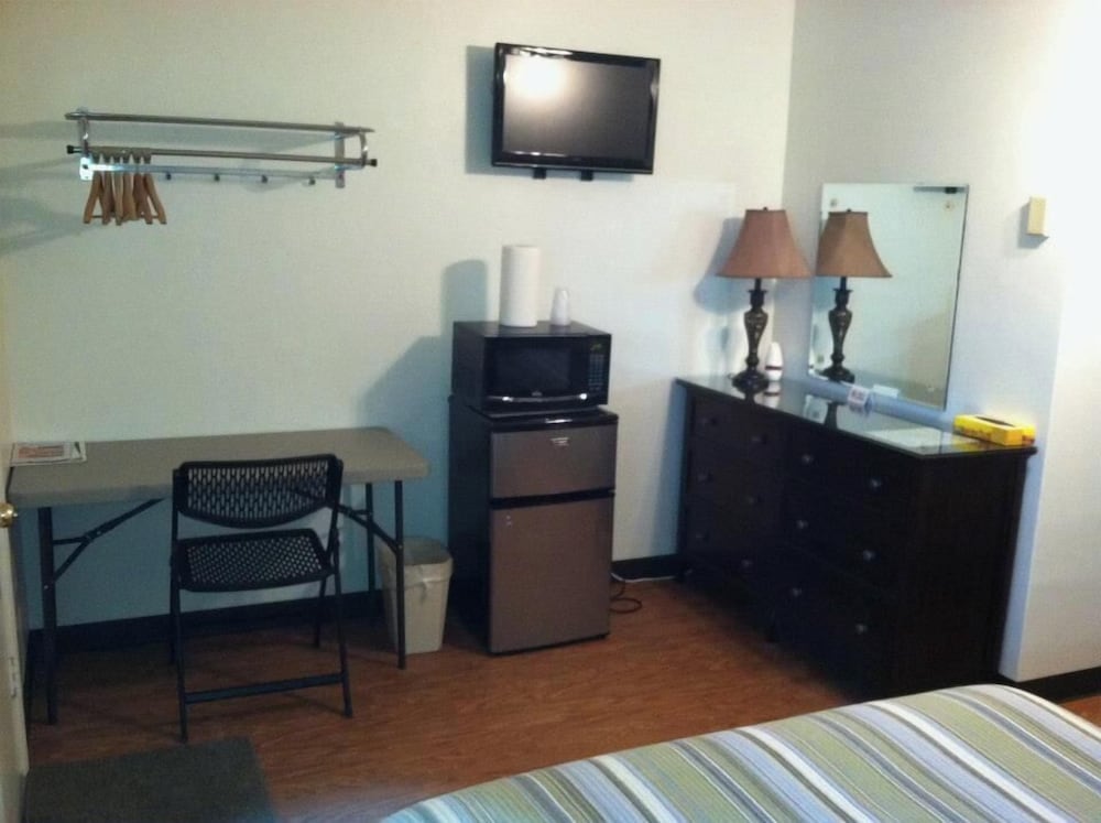 Cadiz Motel by OYO on route 250 - photo 23