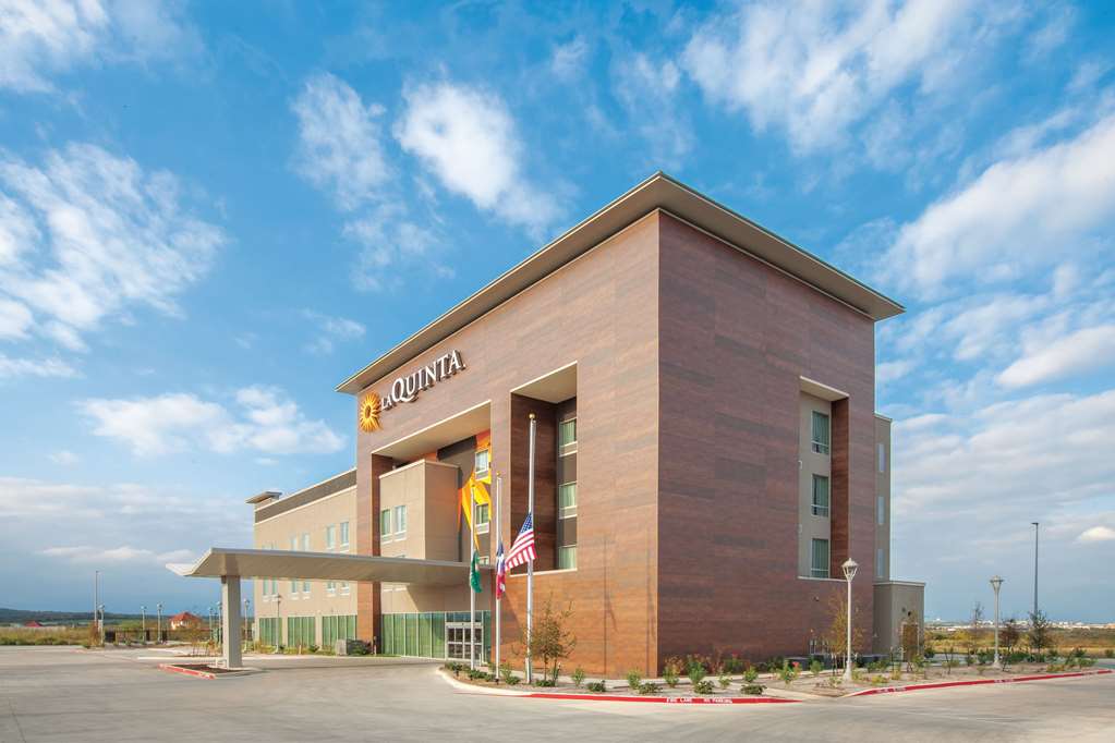 La Quinta Inn & Suites by Wyndham San Marcos Outlet Mall - photo 2
