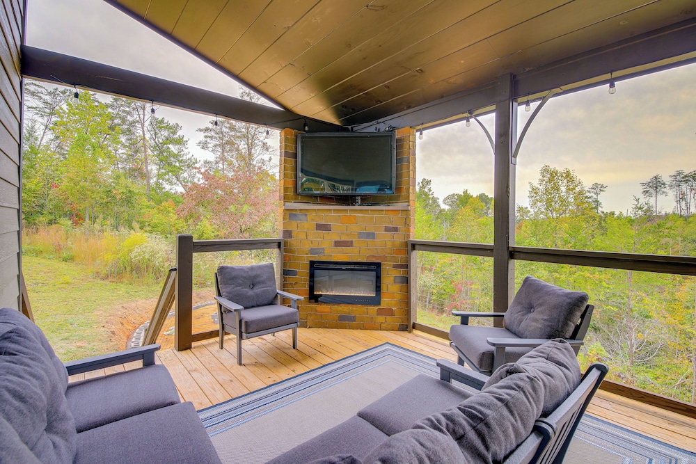 Hot Tub Fireplace and Views Sevierville Retreat — 4-Star Luxury Hotel in Sevierville, United States