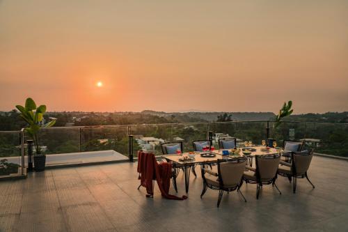 SaffronStays Panorama 8BR Lonavala villa infinity pool heated jacuzzi karaoke bar theater & rooftop sunset deck — 4-Star Luxury Hotel in Lonavla, India