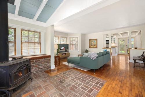 Cottage on Rush Heart of Fayetteville — 4-Star Luxury Hotel in Fayetteville, United States