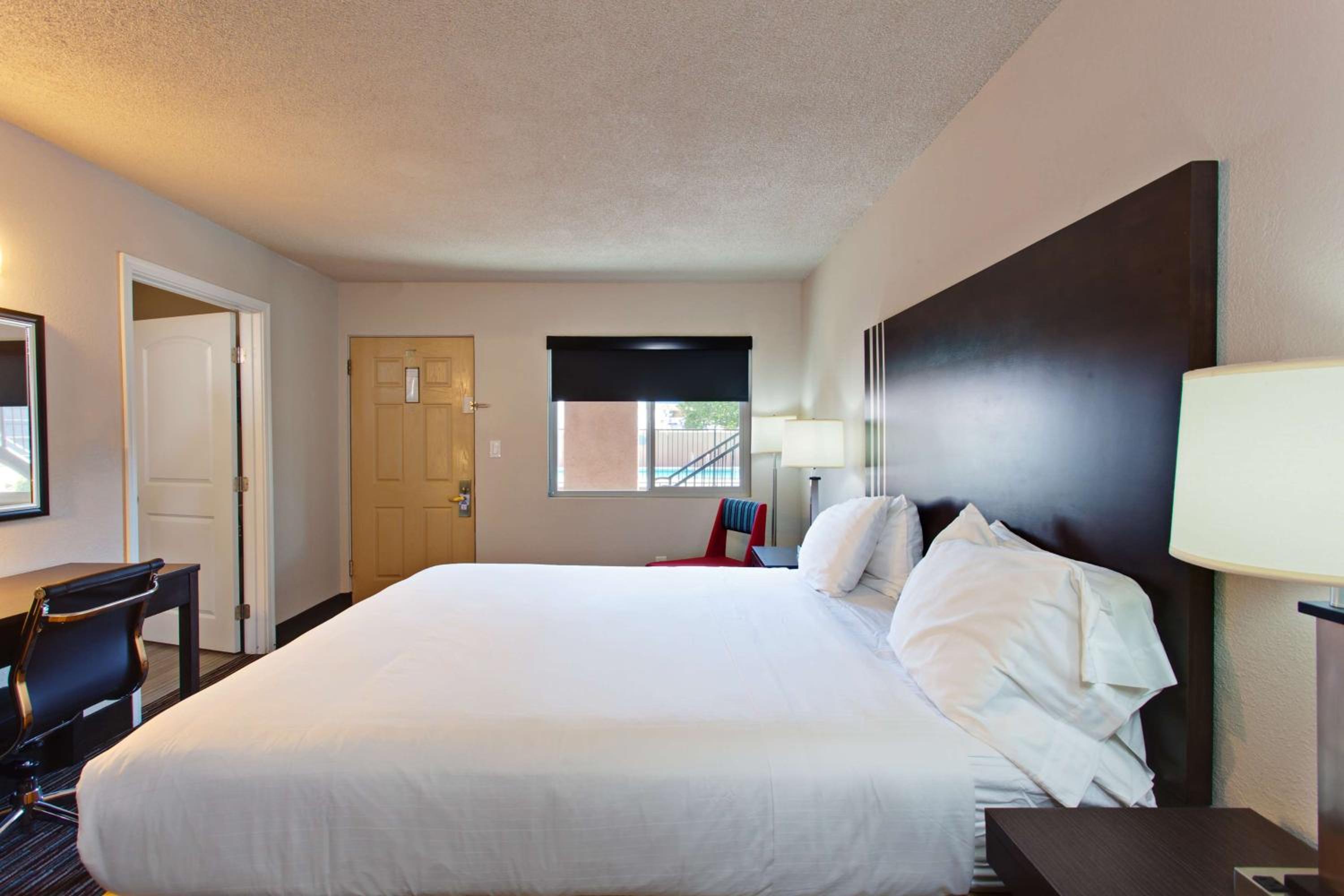 Days Inn by Wyndham Chowchilla Gateway to Yosemite - photo 17