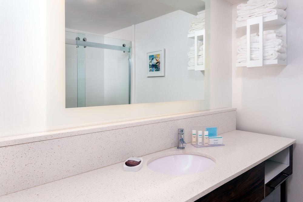 Hampton Inn Salisbury - photo 16